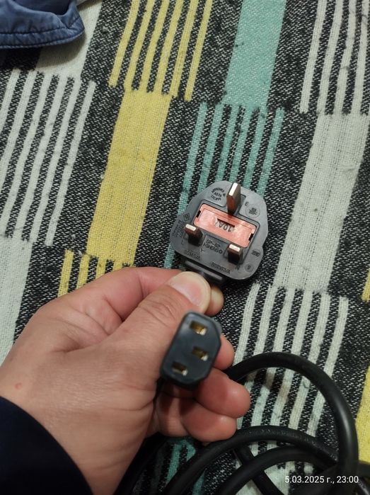 Кабел за компютър  с  предпазител английски стандарт