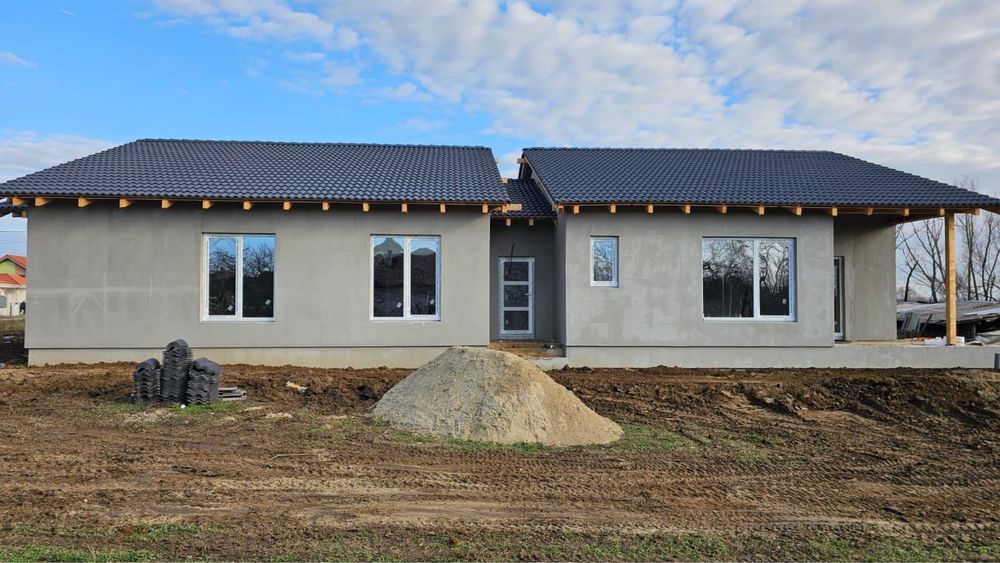 Vand 1/2 duplex, 3 dormitoare, 2 bai, mosnita noua, 110000 euro