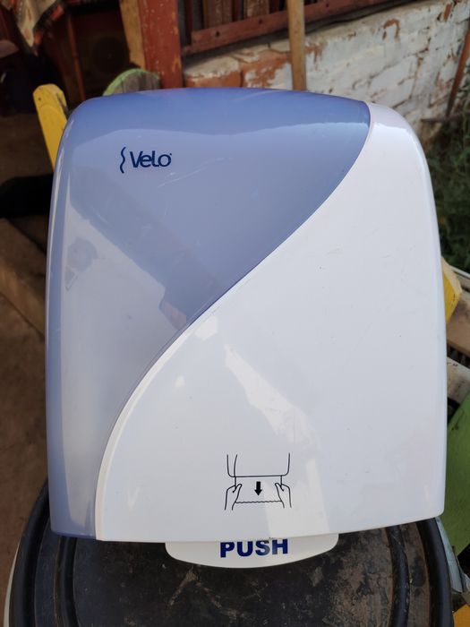 Дозатор за хартия за ръце