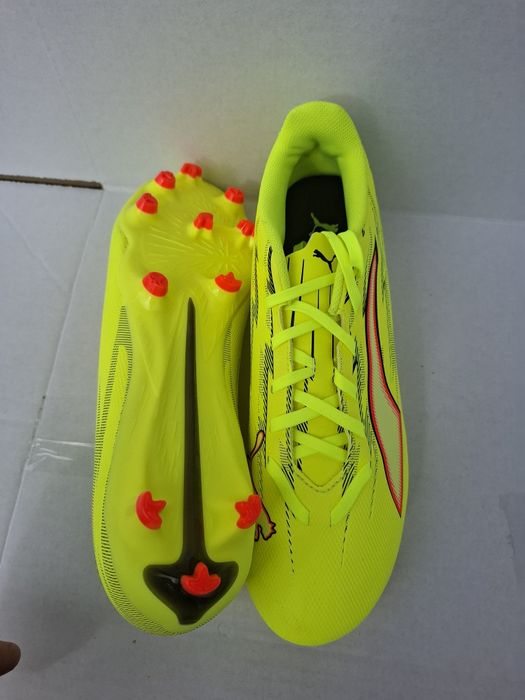 Ghete Puma pentru fotbal, gazon