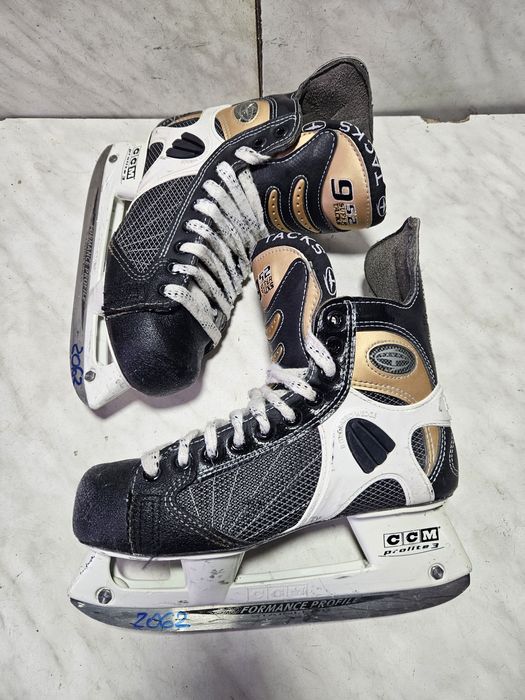 Patine 2062 hochei hockey CCM  marime 37,5  ( 24  cm)