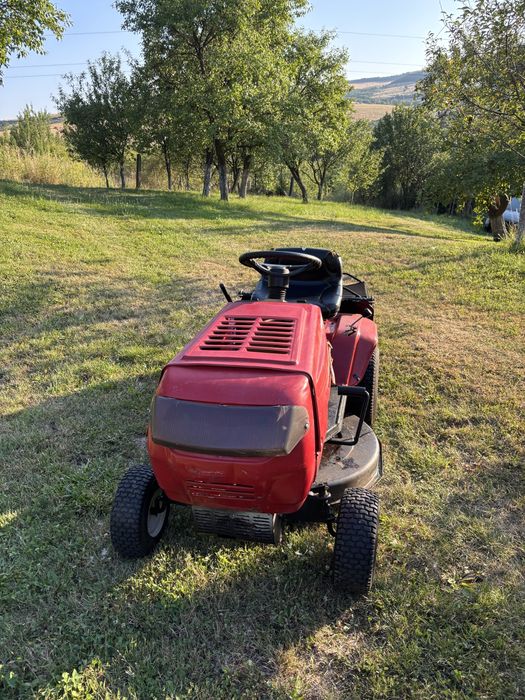 Vand tractoras de tuns iarba