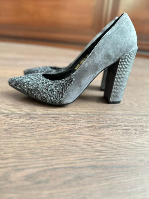 Продам замшевые туфли