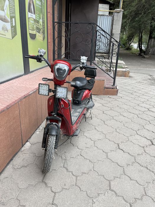 Продам скутер ск8