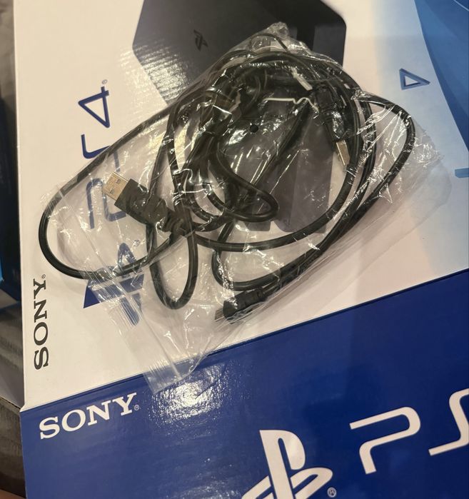 Продам приставку PS4 Slim