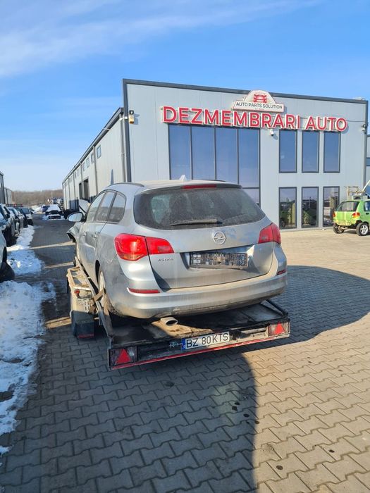 Dezmembram Opel Astra J 2.0 diesel din 2012