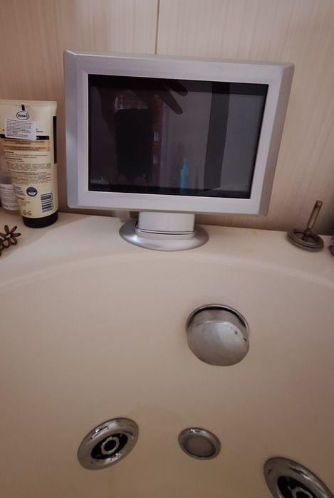 Vana cu hidromasaj și tv