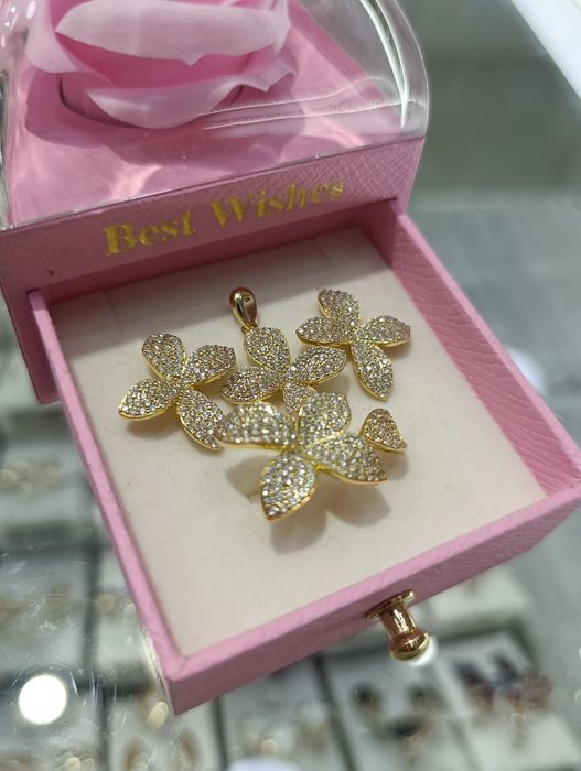 Очаровательный и нежный серебряный комплект