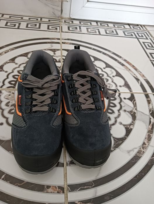 De vînzare bocanci cu vârf metalicas . Noi