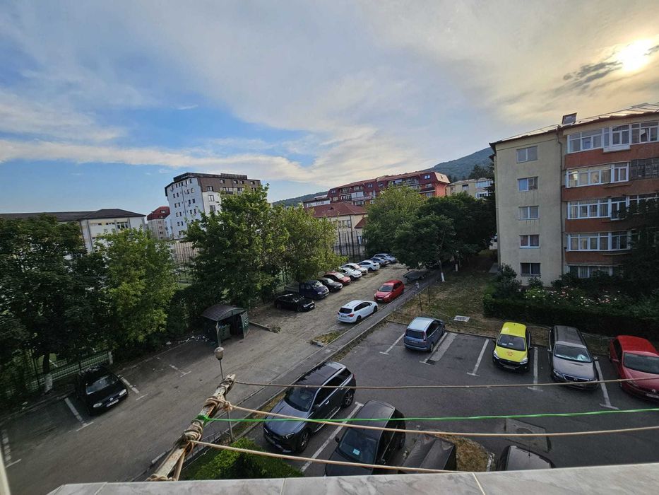 Apartament 2 camere, etaj III, intrarea din spate a Colegiului National Matei Basarab (Pedagogic)