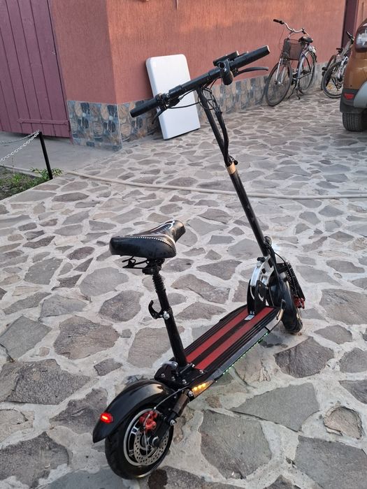 Trotinetă electrică  de vânzare stare foarte buna. Cu tot cu încărcător .