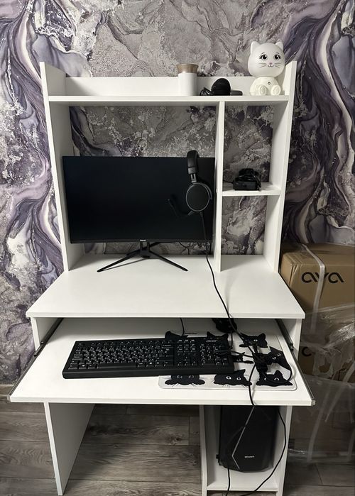 Продам компьютерный стол срочно