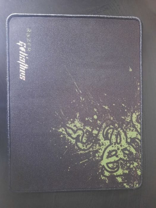 Срочно продам коврик для мыши от Razer черный