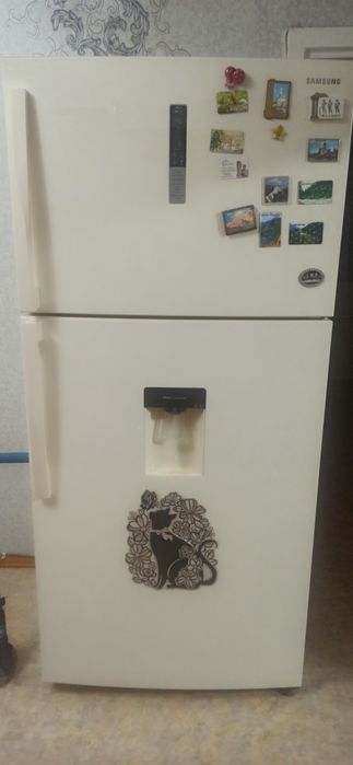 Холодильник Samsung в отличном состоянии.