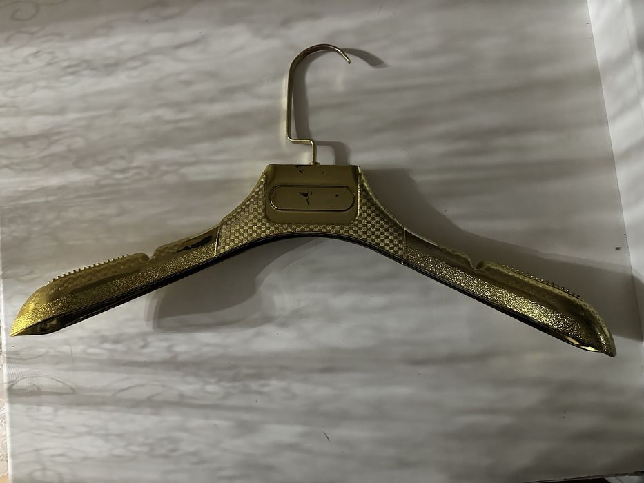 Золотые пластиковые вешалки (прочные)