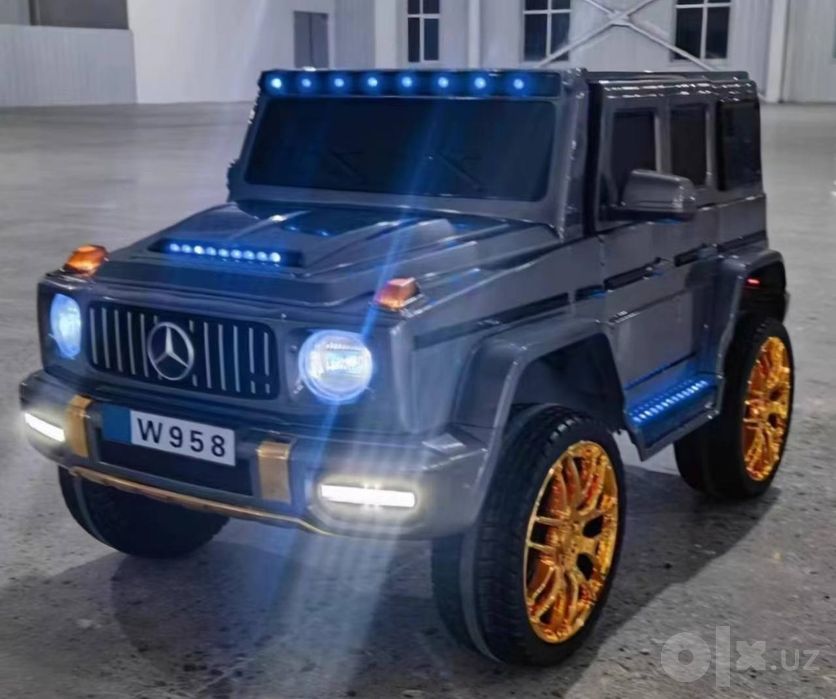 Детский автомобиль  Mercedes-Benz  оснащен мощным двигателем