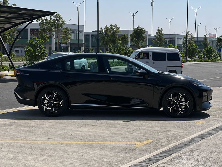 BYD o'rniga Italiyancha dizaynga ega Deepal SL03, rasmiy dilerdan 2024