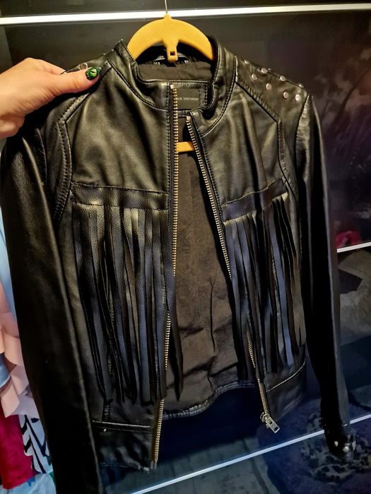 Кожено яке с ресни и капси.Размер М.Без следи от употреба.