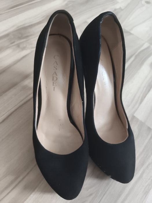 Продается обувь на каблуке