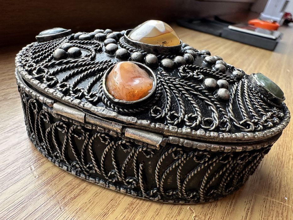 Cutie veche decorativa  cu pietre semipretioase  agat carneol