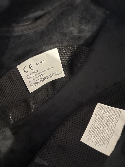 Каска за ски с очила към нея