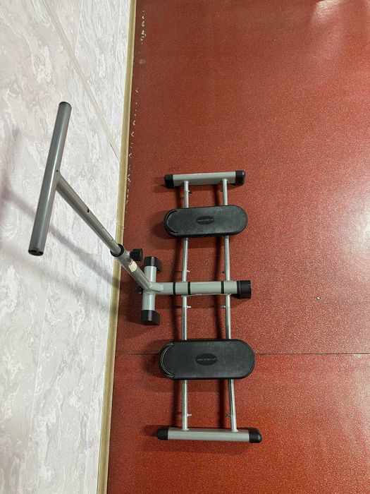 Лыжник ноги двигаются в стороны