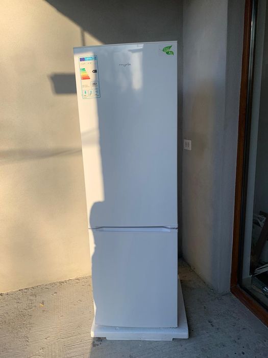 Vând combina frigorifica Myria