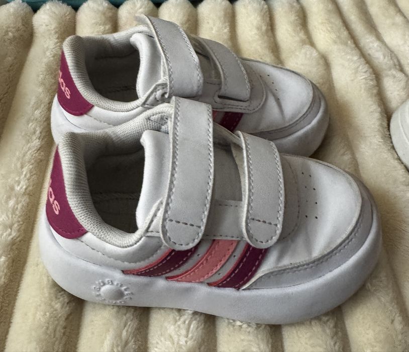 Adidasi fetite marimea 23 / 2-3 ani