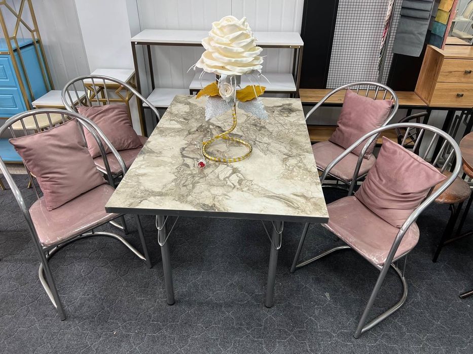 Atlas xalat kiygan xonimning pornosini tomosha qiling