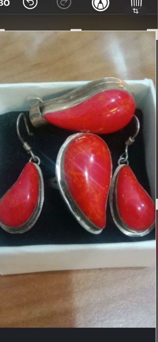Серьги с  кораллами продам.