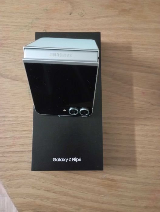Продавам Samsung Galaxy Z Flip 6 - mint.
