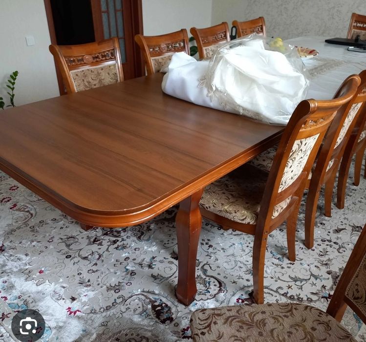 Обеденный стол со стульями.