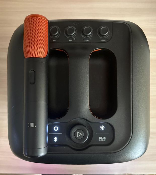 Колонка JBL с микрофоном