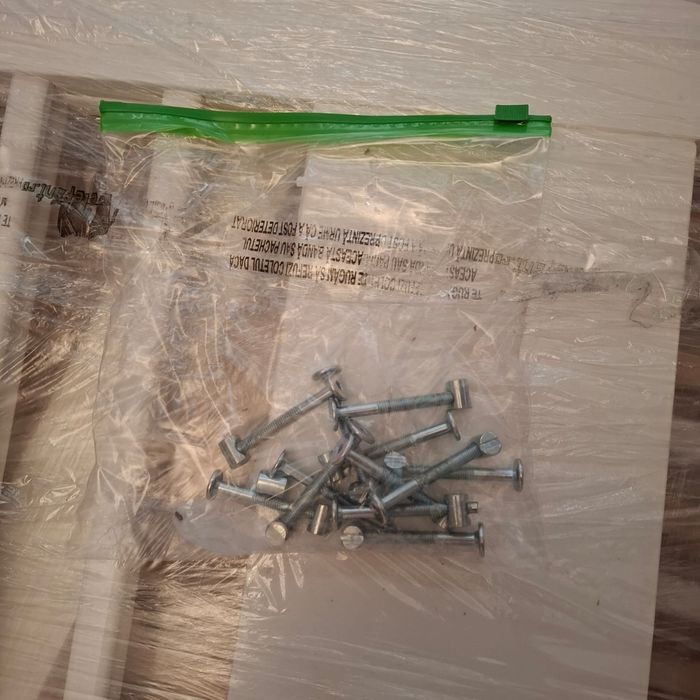 Patut de lemn bebelus