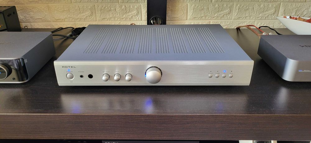 Amplificator Rotel A8, nou la cutie, sunet de calitate la preț mic, preț în magazin 1600 lei, prețul meu 900 lei, fotografii reale