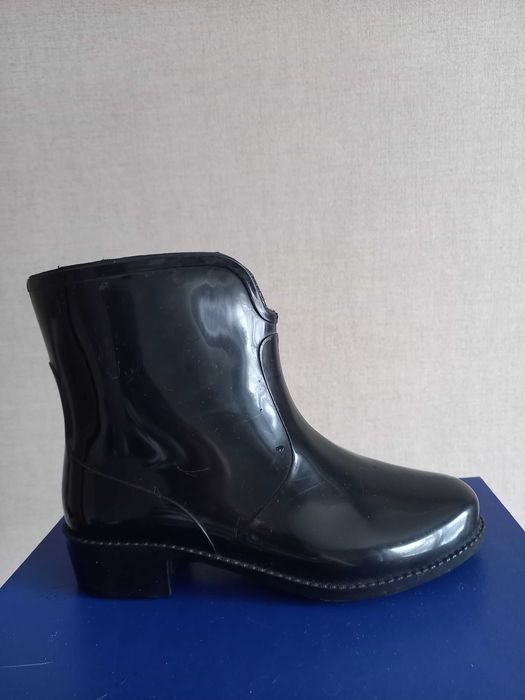 Резиновые ботинки