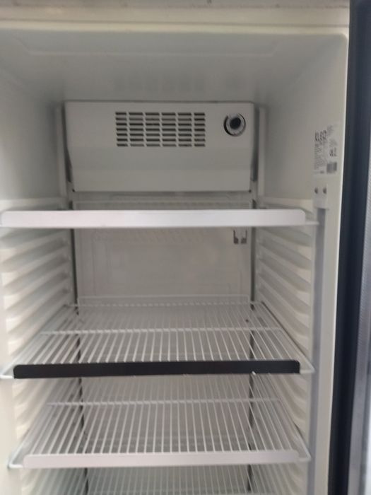 Хладилна витрина вертикална