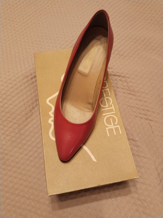 Продам красивые туфли , цвета фуксии.