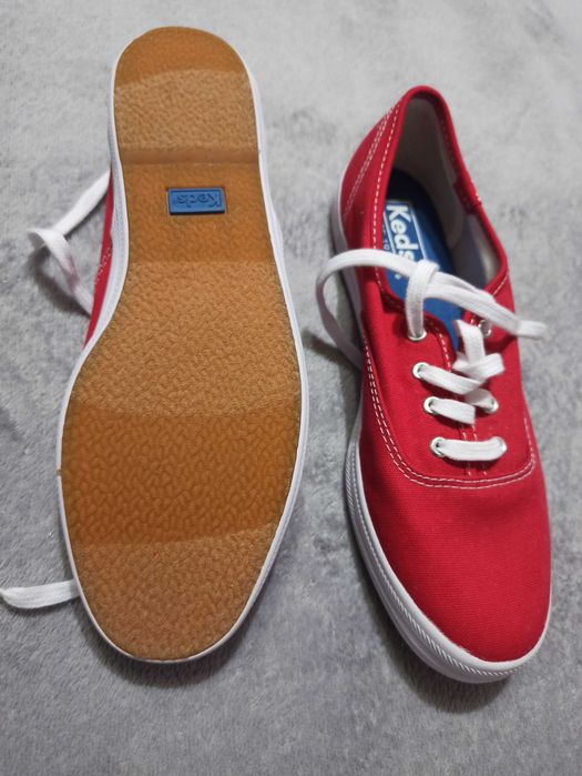 Teniși de dama roșii