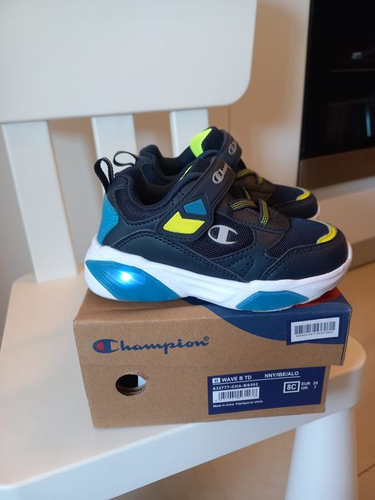 Adidași pentru copii Champion Wave B TD în culoarea bleumarin, prevăzuți cu lumini LED în talpă și sistem de închidere cu scai.