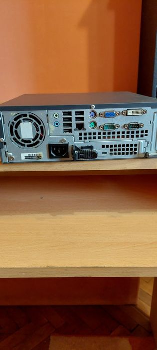 Продавам компютър монитор   и бюро