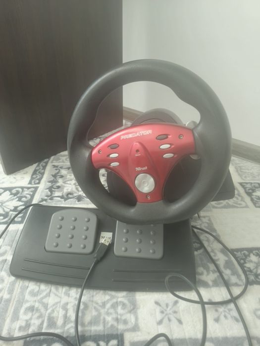 Vând volan gaming Trust Predator