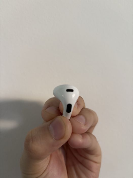 Продам левый наушник Airpods 3
