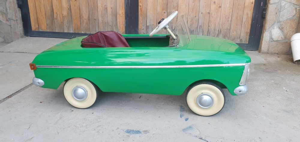 Ретро кола с педали Москвич