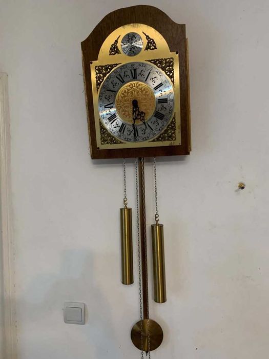 Ceas de perete cu pendula si doua greutati