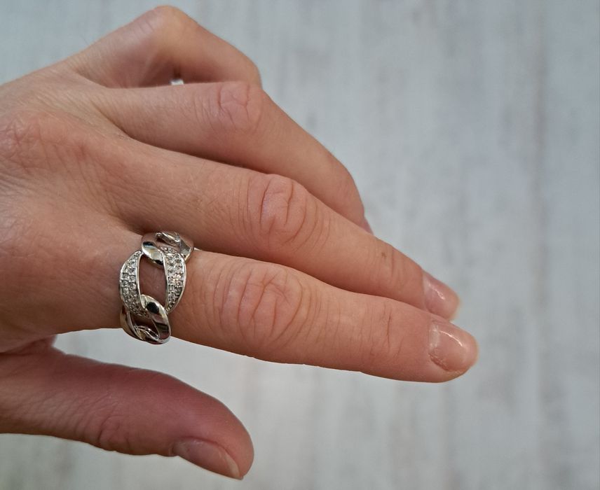 Нов регулиращ се пръстен с кристали.