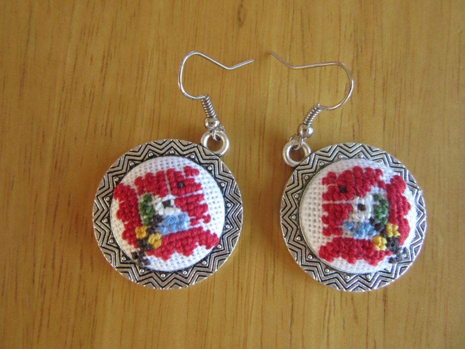 Ръчно бродирана риза и бижута с българска шевица