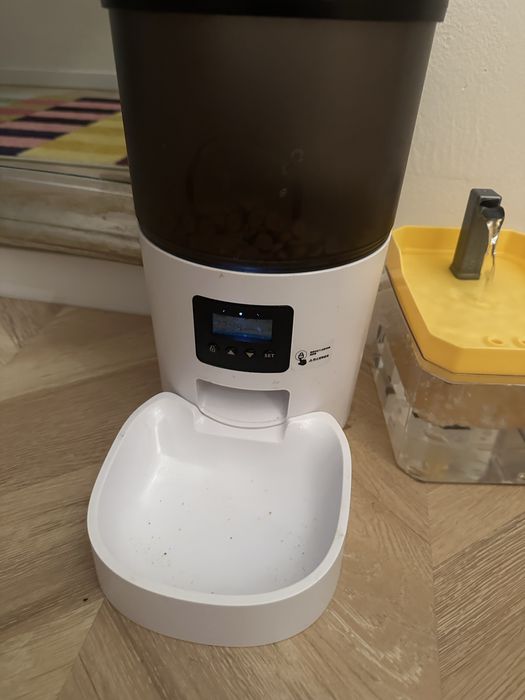 Dozator hrana pisici / catei