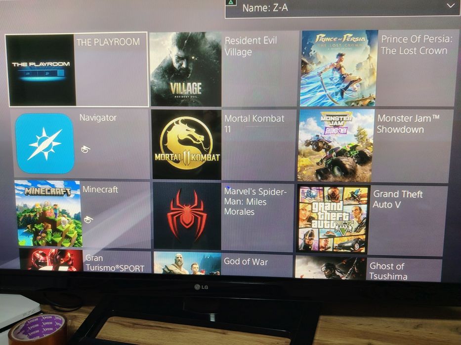 PS4 slim modat impecabil, multe jocuri instalate și 2 controlere