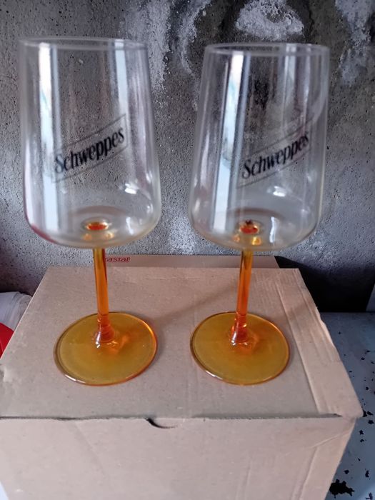 Стъклени чаши със столче